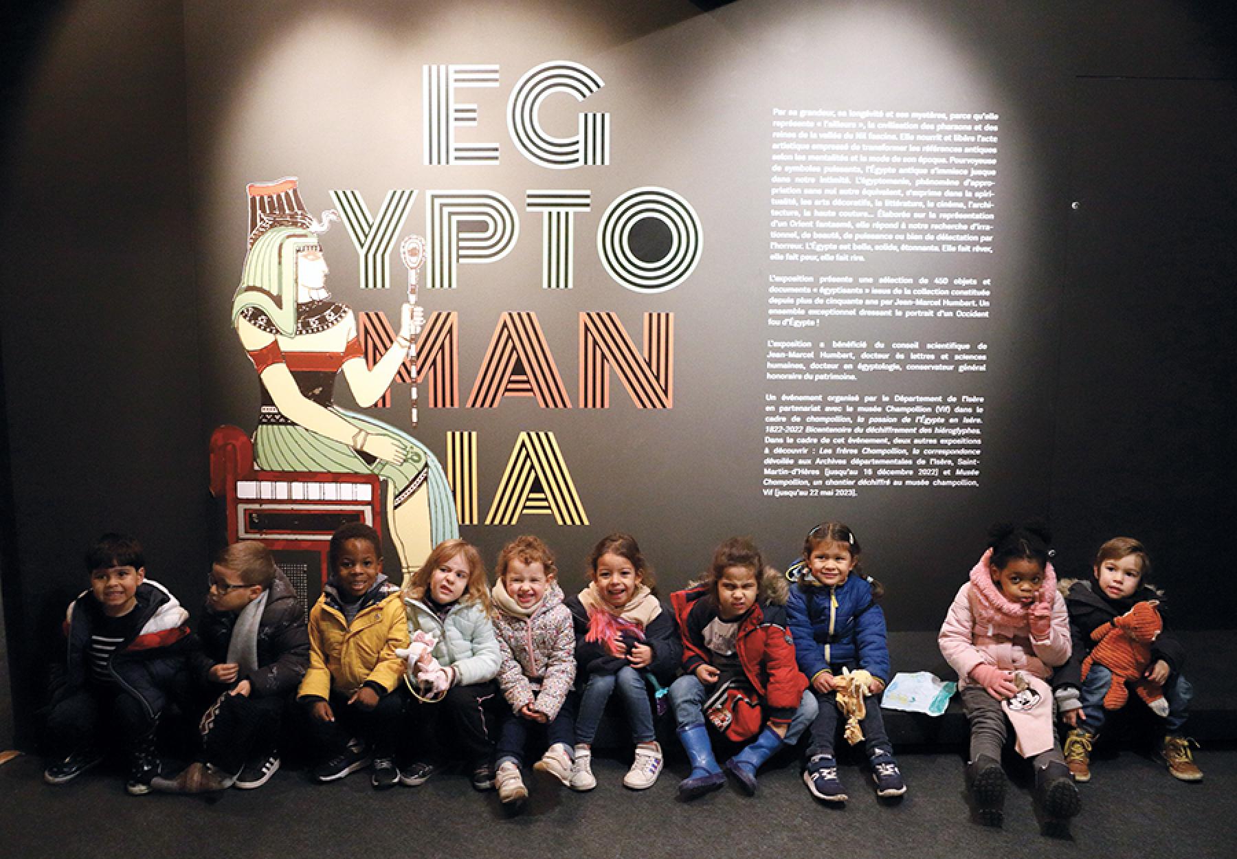 Des enfants visitent une exposition consacrée à l'Égypte