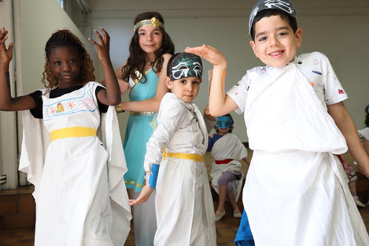 enfants costumés à la mode égyptienne